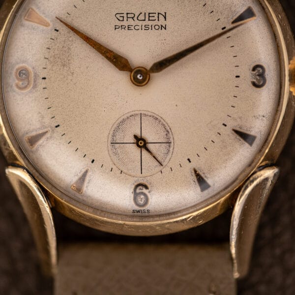 Lower dial of Gruen Precision 415/932 with cross-lined small seconds, Arabic six and SWISS lettering