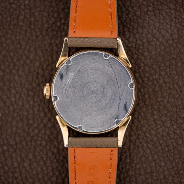 Rear view of Gruen Precision 415/932 showing its notched stainless steel back and leather strap lining