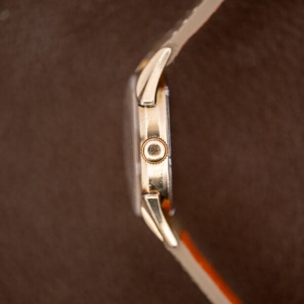 Crown-side profile of Gruen Precision 415/932 with its unsigned winding crown and curved lug silhouette