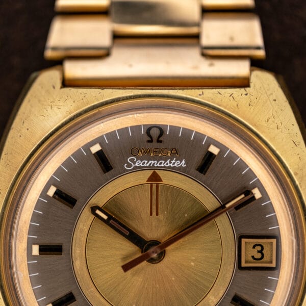 Upper dial of Omega Memomatic 166.072 showing the Seamaster signature and two central alarm-disc markers