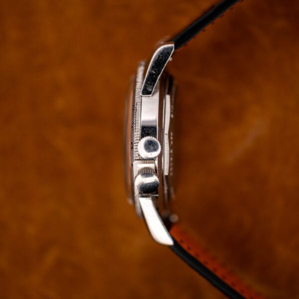 Crown-side profile of the Glycine Airman, with its winding crown, lower bezel control and curved lugs