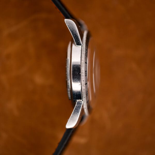 Opposite case profile of the Glycine Airman showing the curved lugs, toothed bezel edge and raised crystal