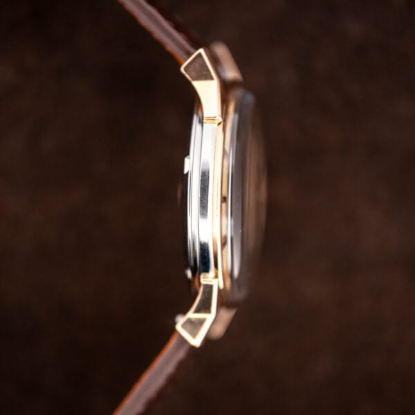 Non crown side profile of Omega Constellation 167.005 showing dogleg lugs and raised crystal