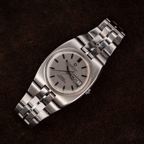 Omega Constellation 168.045 arranged diagonally with folded bracelet, silver dial and framed day-date display