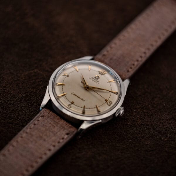 Low crown side view of Omega Seamaster 2635-9 SC emphasizing the domed crystal and tapered lugs