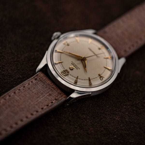 Reverse angled Omega Seamaster 2635-9 SC view highlighting the raised crystal above its smooth bezel