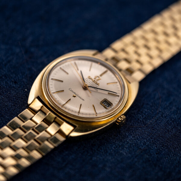 Omega Constellation 168.017 oblique view showing raised crystal, curved case and adjoining bracelet links