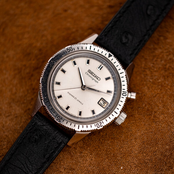 Angled view of the Seiko mono-pusher chronograph with baton markers, date window and bezel scale numbered to fifty