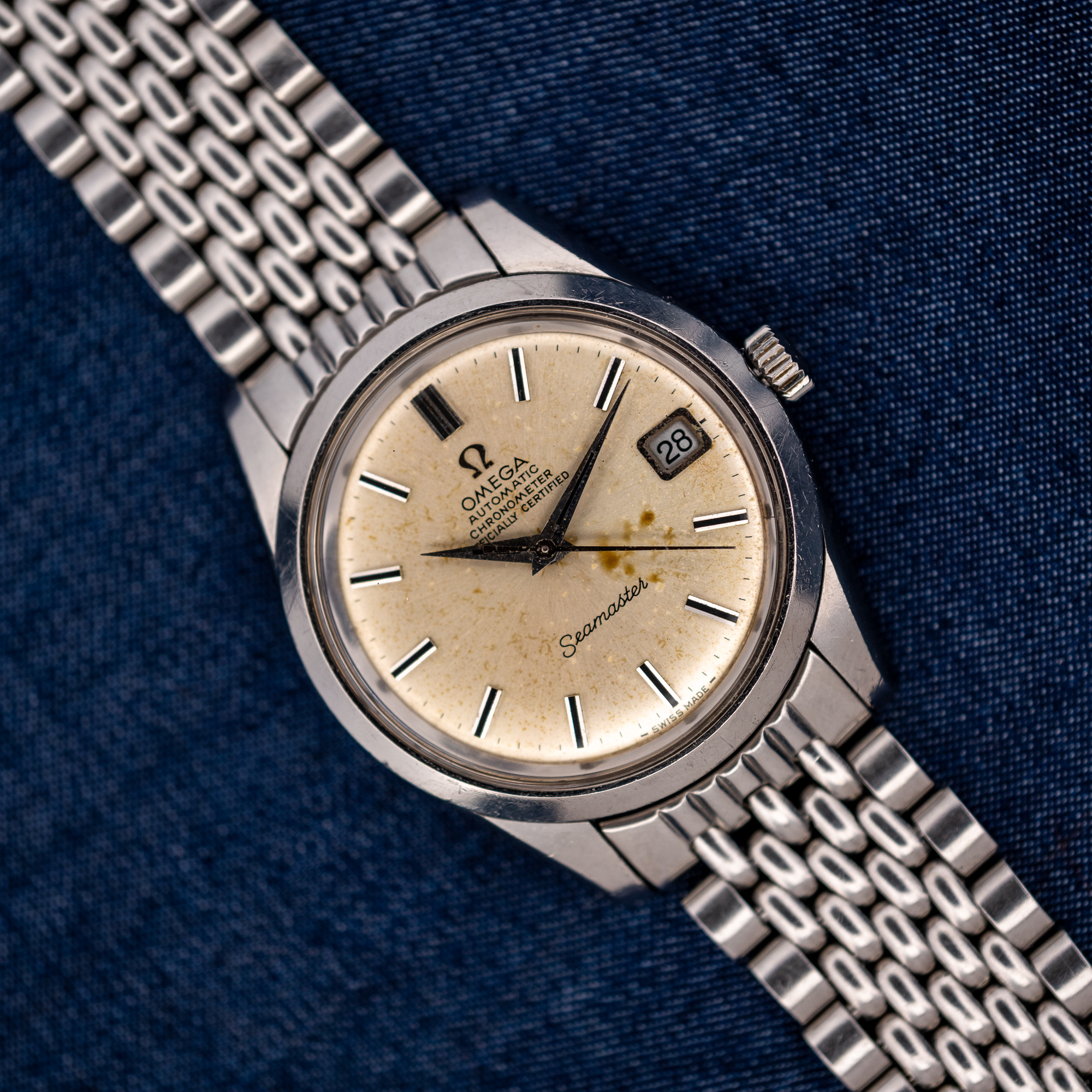 DSCF7647 Omega Seamaster 166.010 diagonal view with chronometer dial, date window and stainless steel multirow bracelet