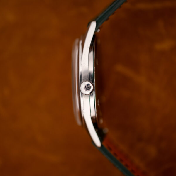 Zenith case profile showing star-signed winding crown, curved lugs and the raised crystal silhouette