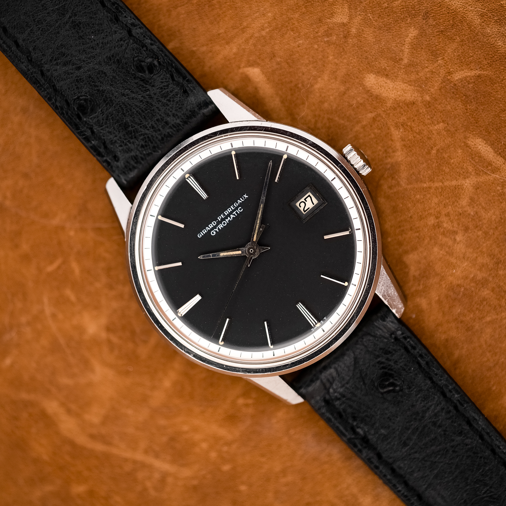 DSCF7698-Topaz-Sharpen-Strong-Denoise Girard Perregaux Gyromatic overhead view with black dial, white minute ring and textured black strap
