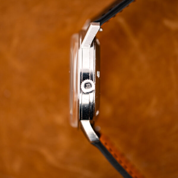 Girard Perregaux Gyromatic side profile with GP-signed crown, raised crystal and straight case lugs