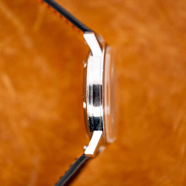 Girard Perregaux Gyromatic opposite side profile showing polished case band and elevated crystal edge