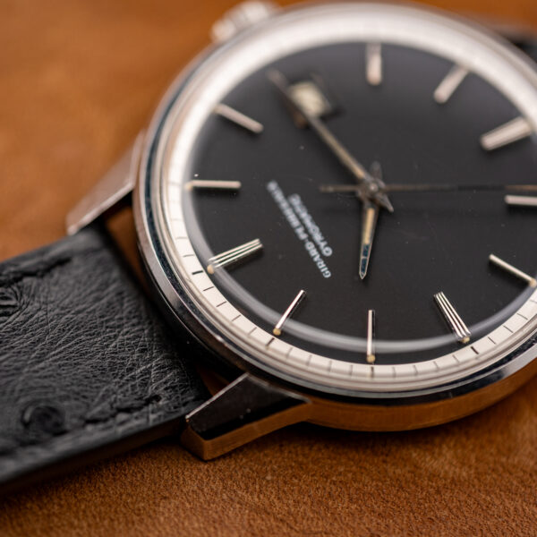 Girard Perregaux Gyromatic low dial detail emphasizing grooved markers, central hands and white minute ring