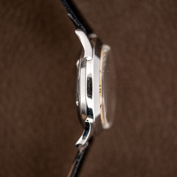 Wittnauer 2092 opposite case profile with curved lugs and projecting crystal above the bezel