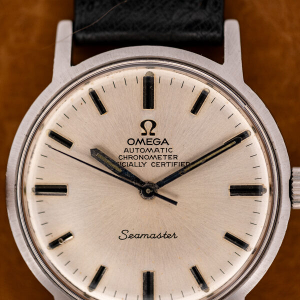 Upper dial of the Omega Seamaster 167.070 with applied Omega symbol and Automatic Chronometer lettering