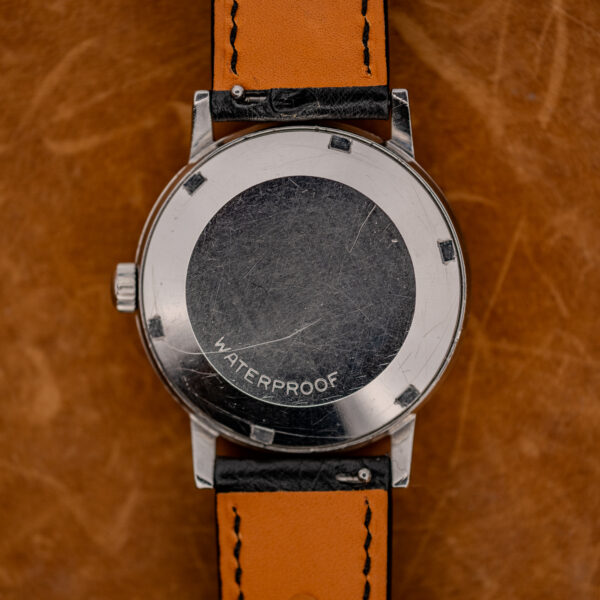 Scratched screw-in caseback of the Omega Seamaster 167.070 engraved WATERPROOF, strap fanned out