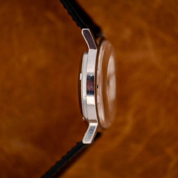 Opposite profile of the Omega 167.070 case showing the flank, lugs and domed crystal