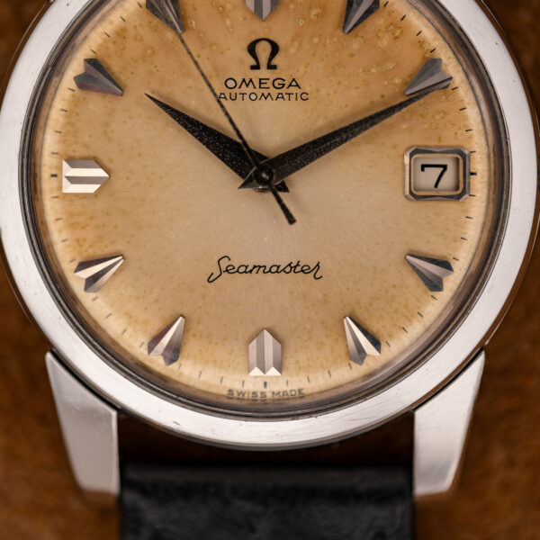Lower dial detail of the Seamaster 166.009 showing Seamaster script, Swiss Made text and pointed silver markers