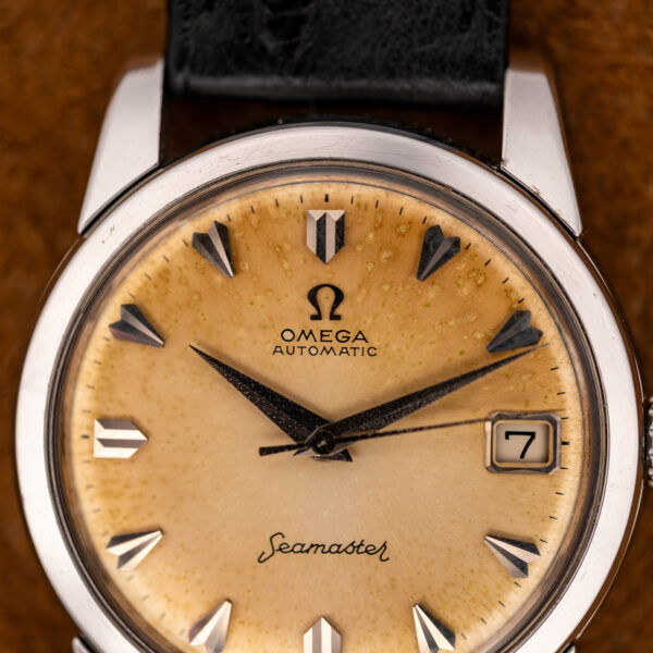 Upper dial of the Omega Seamaster 166.009 with Omega Automatic text, faceted markers and date 7 window