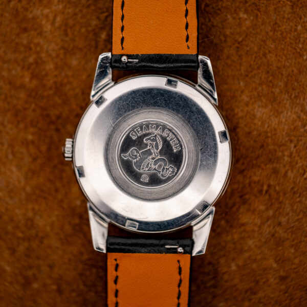 Caseback of the Omega Seamaster 166.009 with the Seamaster seahorse medallion and black strap undersides