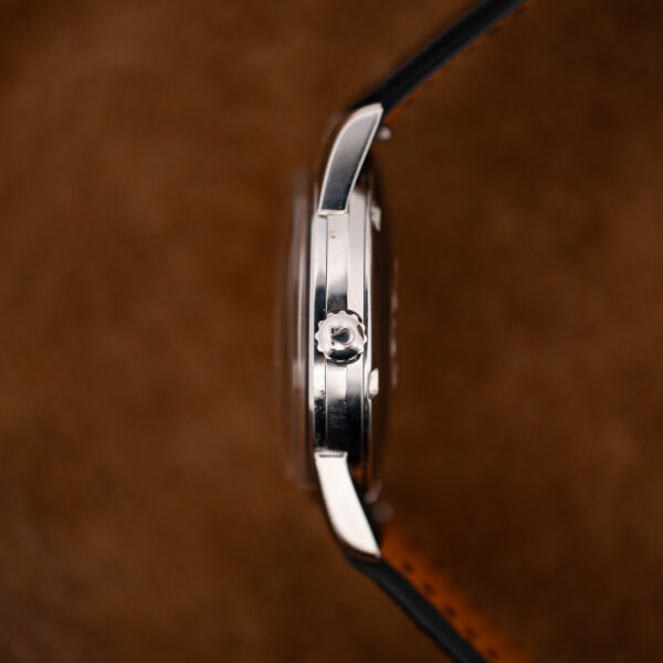 Crown-side profile of the Omega Seamaster 166.009 with the Omega-signed crown and raised crystal