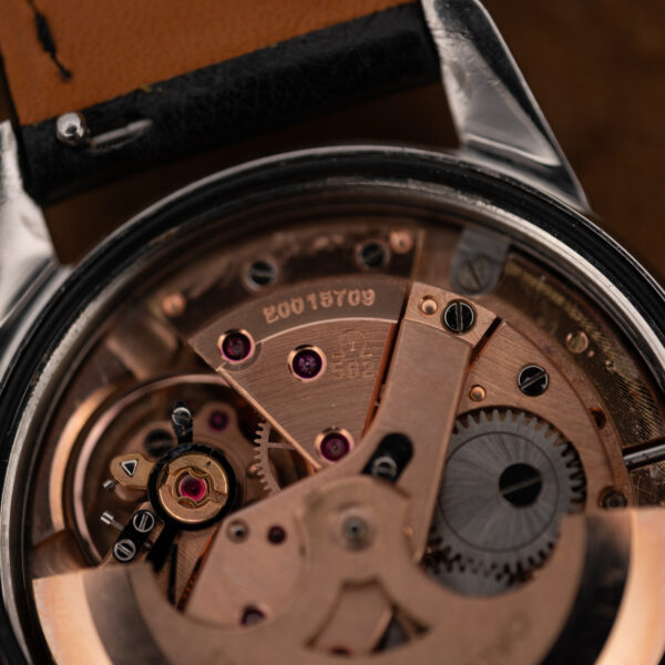 Movement detail of the Omega Seamaster showing serial 20015709 and the caliber 562 engraving