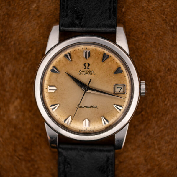 Straight-on view of the Omega Seamaster 166.009 dial with date 7 and faceted silver-tone markers
