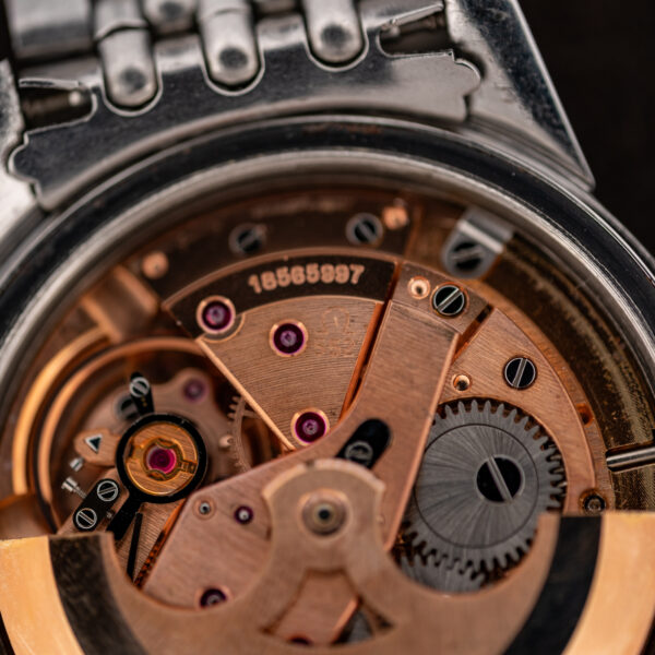 Movement detail of the 1961 Omega Seamaster showing serial 18565997 and the caliber 552 engraving