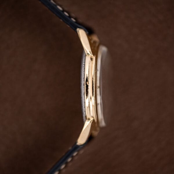 Girard Perregaux Sea Hawk B-1801 opposite profile with raised crystal and contrasting caseback edge