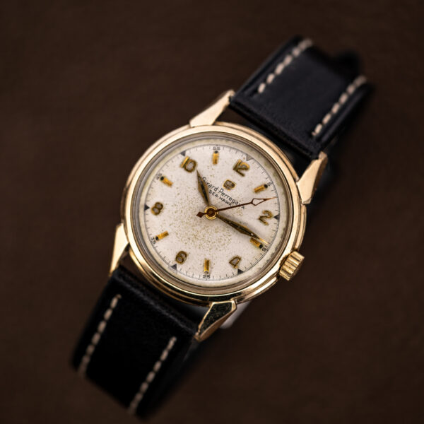 Girard Perregaux Sea Hawk B-1801 oblique close-up with applied numerals, maker emblem and stitched leather strap
