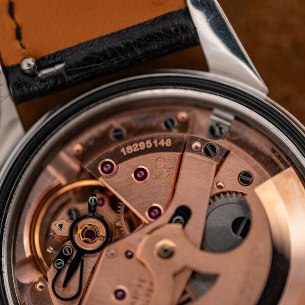 Movement bridge detail of the Omega Seamaster showing serial 18295146 and the caliber 552 engraving