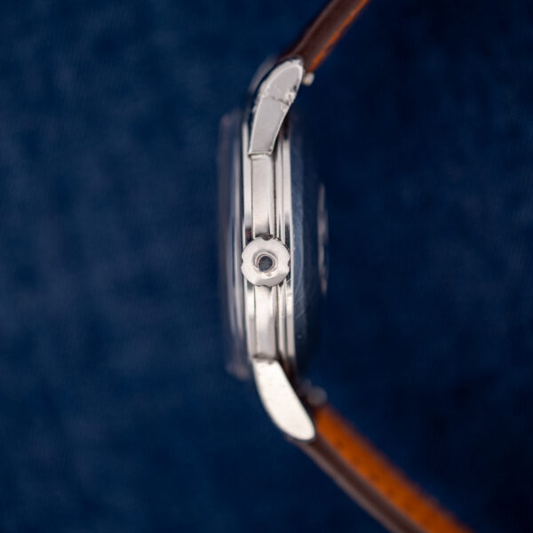 Crown-side profile of the Omega Seamaster steel case with Omega-marked crown and curved lugs