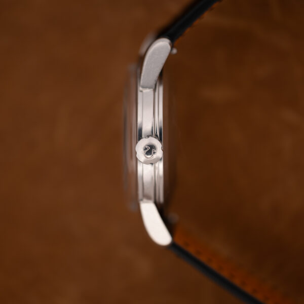 Crown-side profile of the Omega 2846-1 SC steel case with Omega-marked crown and curved lugs