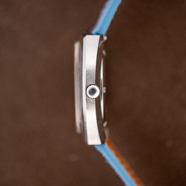 Crown-side profile of the Bucherer 1574 tonneau case with its projecting crystal