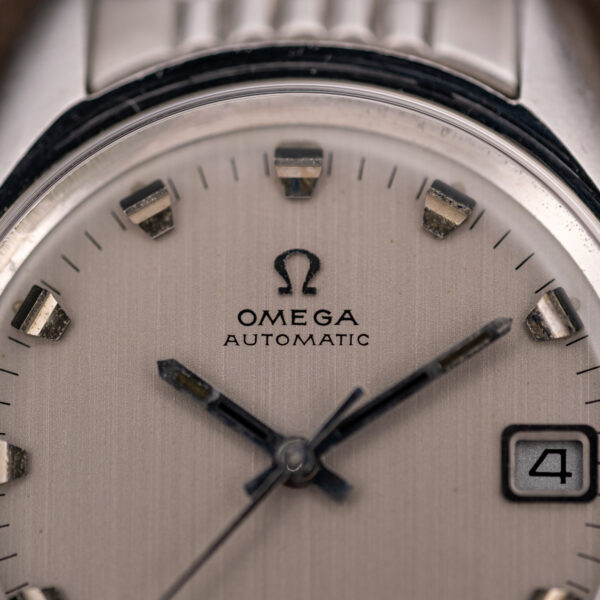 Upper dial of the Omega Seamaster 166.067 with Omega Automatic text, short banded markers and date 4