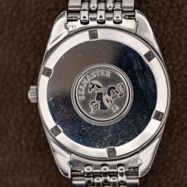 Caseback of the Omega Seamaster 166.067 with the Seamaster seahorse medallion and marked bracelet end links