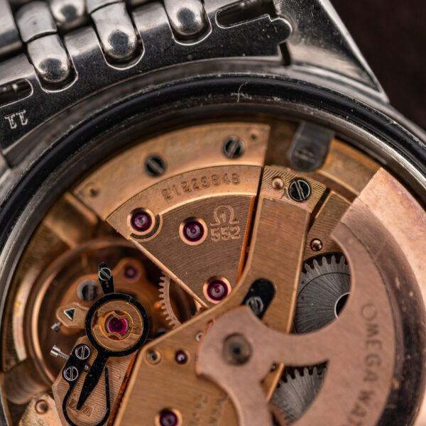 Macro of the Omega caliber 552 movement with caliber number, serial 21229646 and an end-link stamp