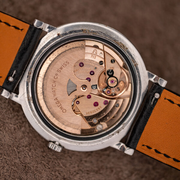 Angled view of the Omega caliber 712 movement with caliber stamp, serial number 26532934 and rotor