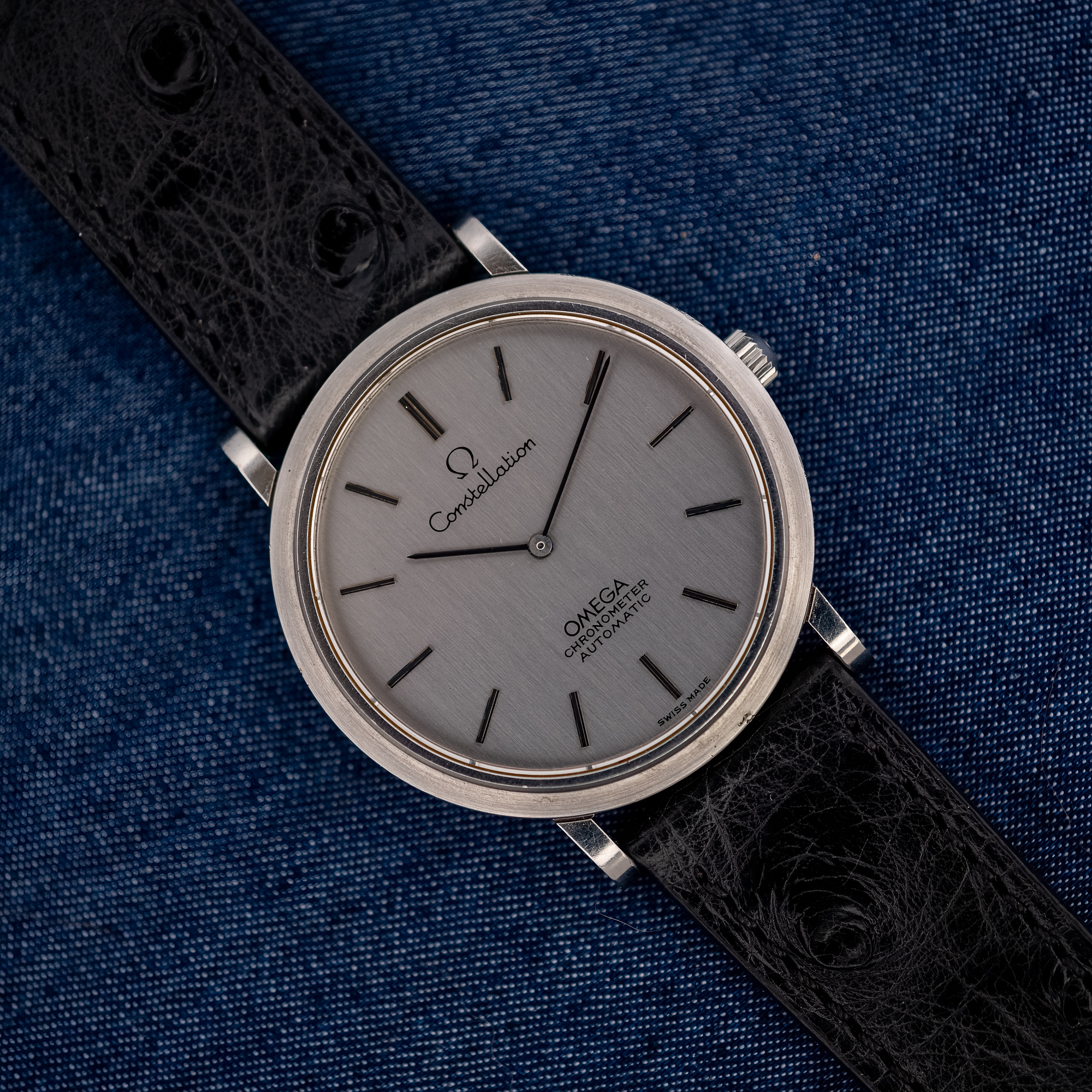 DSCF8357-Topaz-Sharpen-Strong-Denoise Omega Constellation 157.0001 viewed diagonally, showing the evenly brushed silver dial, two hands and black ostrich strap