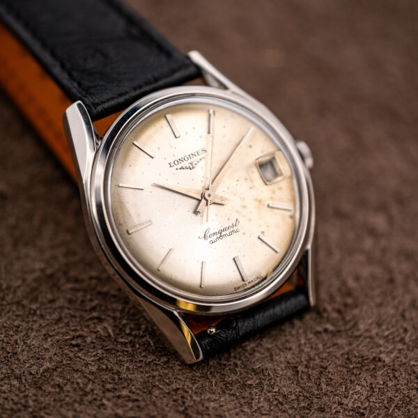 Low three-quarter view of the Longines Conquest 7171-5 dial, applied batons and steel lugs