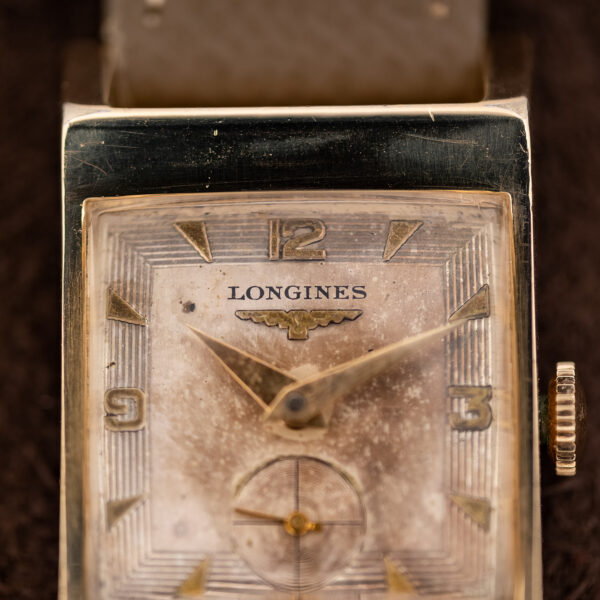 Upper dial of the Longines 2172-10 with applied 12, 3 and 9 numerals, triangular markers and winged emblem